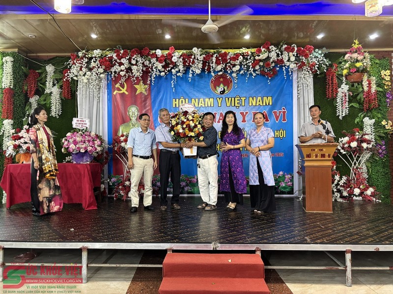 Chi hội Nam Y Ba Vì công bố quyết định đổi tên và kết nạp hội viên mới Chi hội Nam Y Ba Vì công bố quyết định đổi tên và kết nạp hội viên mới