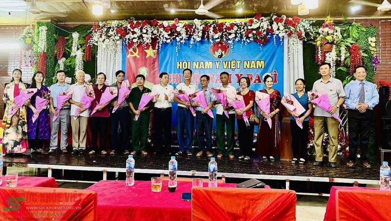 Chi hội Nam Y Ba Vì công bố quyết định đổi tên và kết nạp hội viên mới Chi hội Nam Y Ba Vì công bố quyết định đổi tên và kết nạp hội viên mới