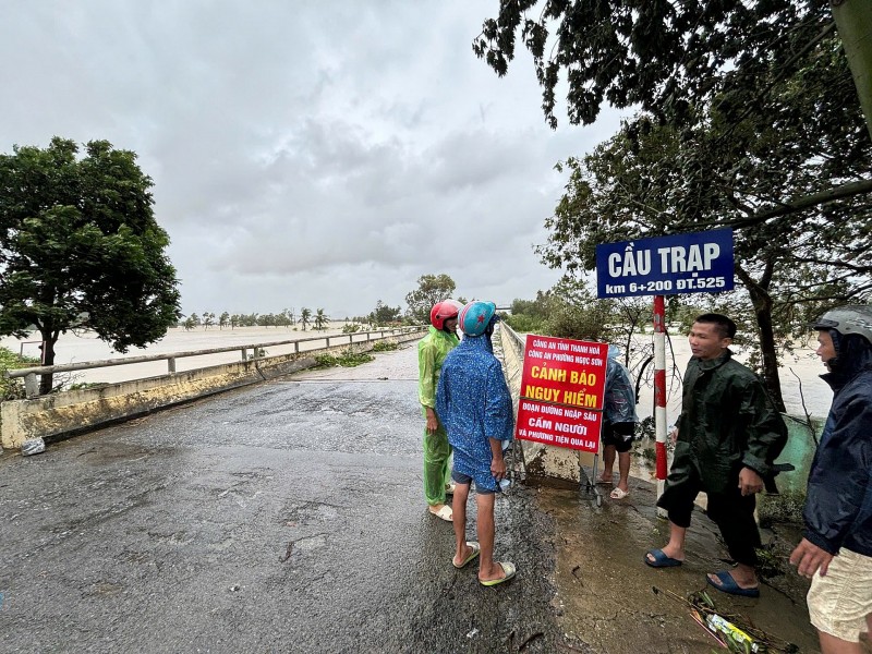Thanh Hóa: Công an phường Ngọc Sơn kịp thời ứng cứu, hỗ trợ Nhân dân khắc phục sự cố nguy cơ vỡ đê