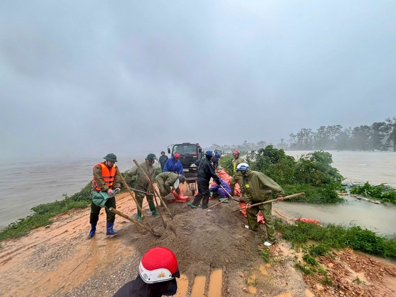 Thanh Hóa: Công an phường Ngọc Sơn kịp thời ứng cứu, hỗ trợ Nhân dân khắc phục sự cố nguy cơ vỡ đê