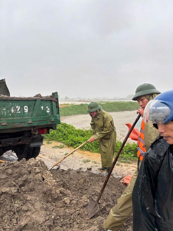 Thanh Hóa: Công an phường Ngọc Sơn kịp thời ứng cứu, hỗ trợ Nhân dân khắc phục sự cố nguy cơ vỡ đê