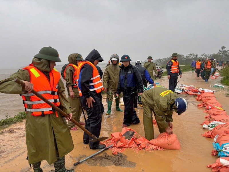 Thanh Hóa: Công an phường Ngọc Sơn kịp thời ứng cứu, hỗ trợ Nhân dân khắc phục sự cố nguy cơ vỡ đê