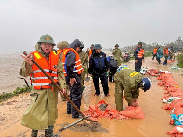 Thanh Hóa: Công an phường Ngọc Sơn kịp thời ứng cứu, hỗ trợ Nhân dân khắc phục sự cố nguy cơ vỡ đê