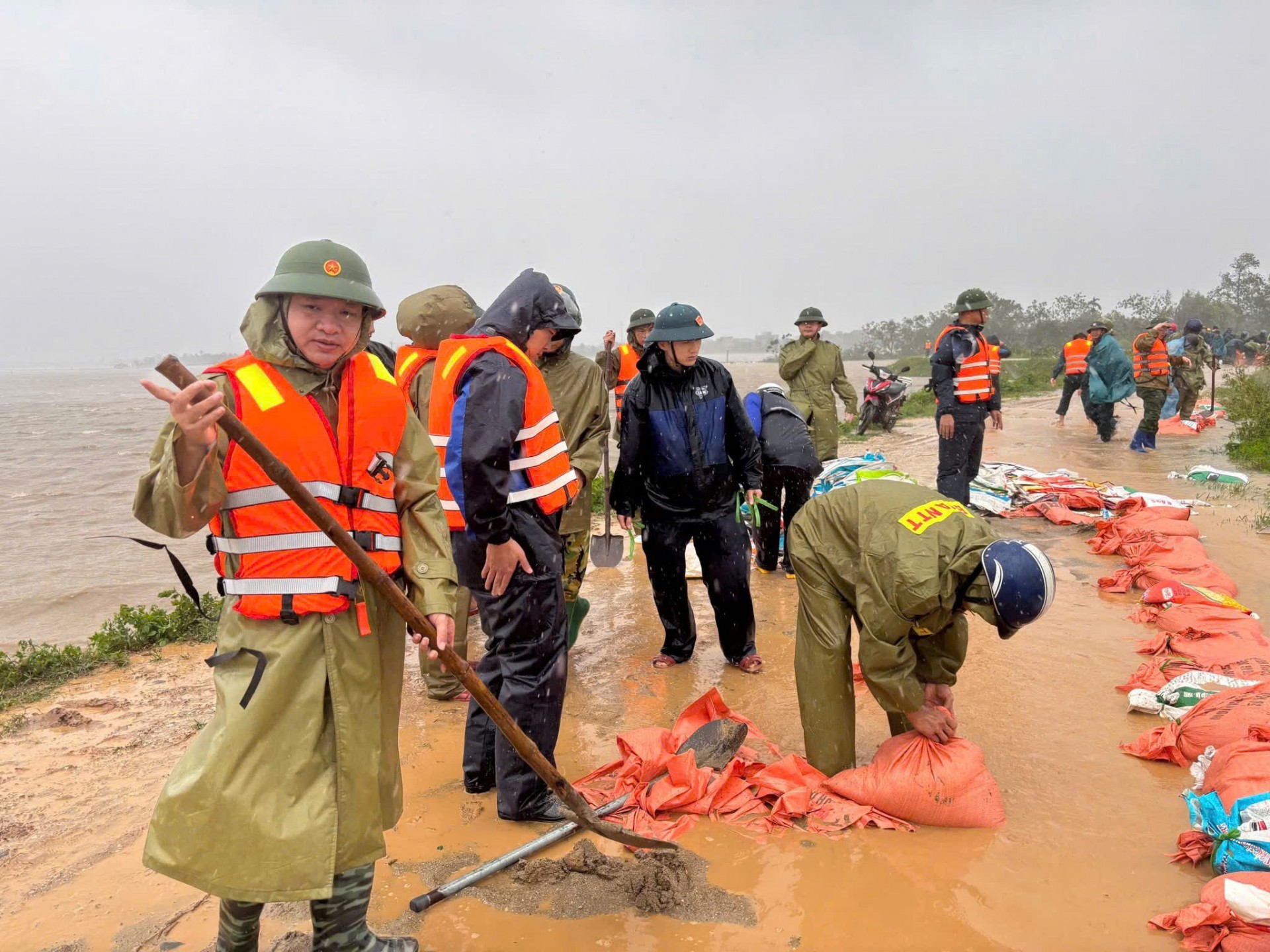 Thanh Hóa: Công an phường Ngọc Sơn kịp thời ứng cứu, hỗ trợ Nhân dân khắc phục sự cố nguy cơ vỡ đê