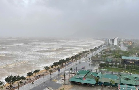 Thủ tướng chỉ đạo khẩn trương khắc phục hậu quả bão số 10 và mưa lũ