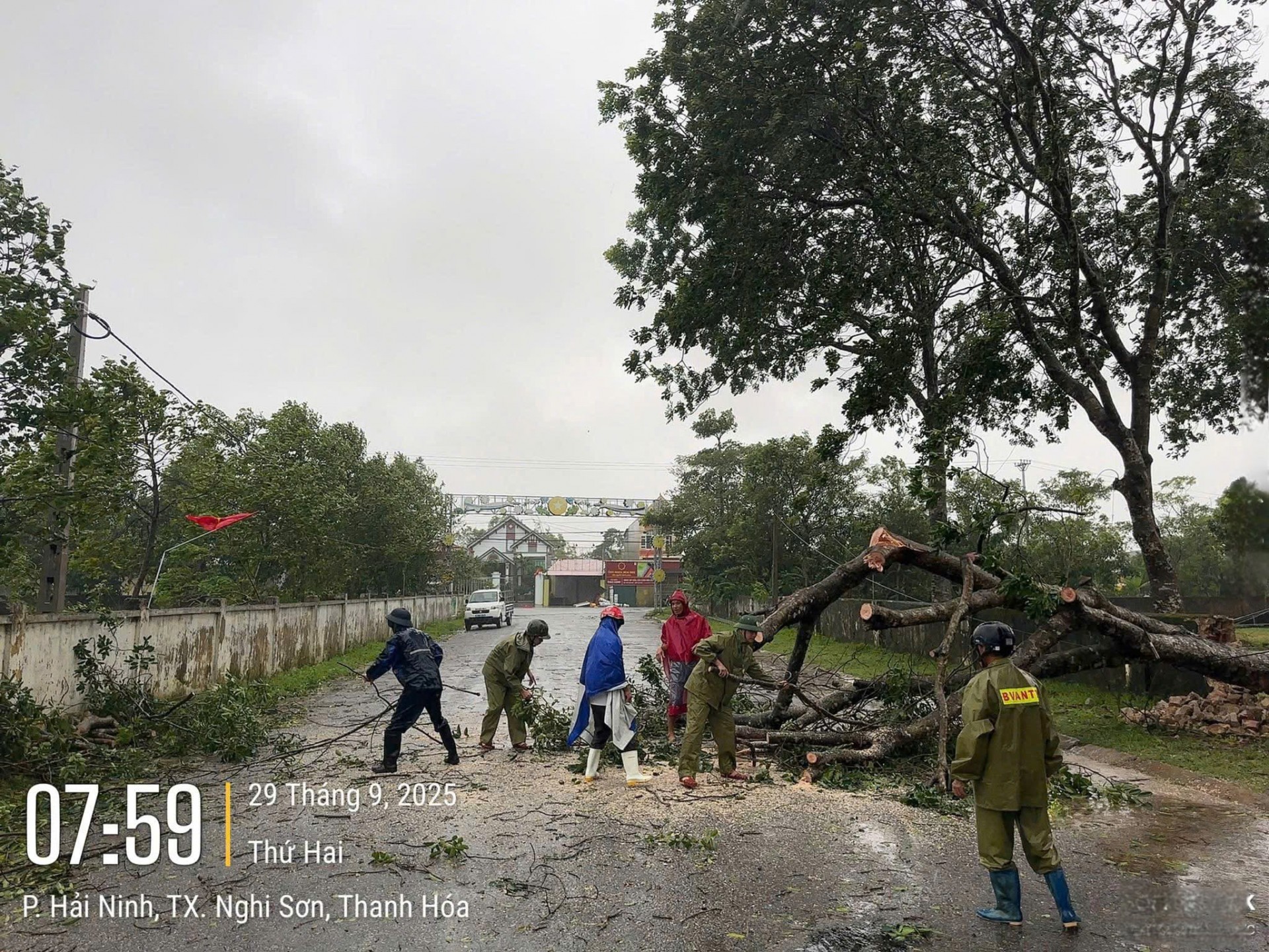 Thanh Hóa: Công an phường Ngọc Sơn kịp thời ứng cứu, hỗ trợ Nhân dân khắc phục sự cố nguy cơ vỡ đê