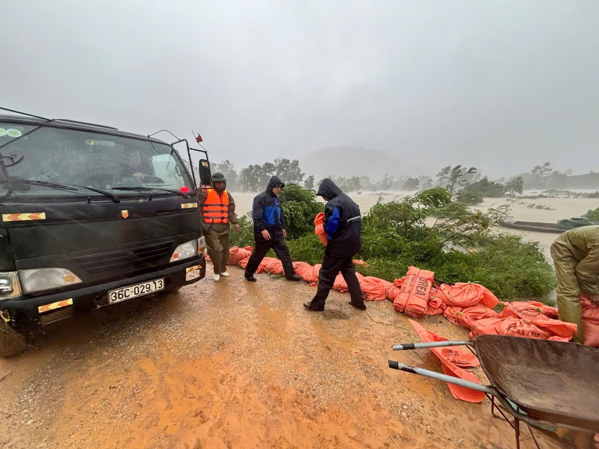 Thanh Hóa: Công an phường Ngọc Sơn kịp thời ứng cứu, hỗ trợ Nhân dân khắc phục sự cố nguy cơ vỡ đê