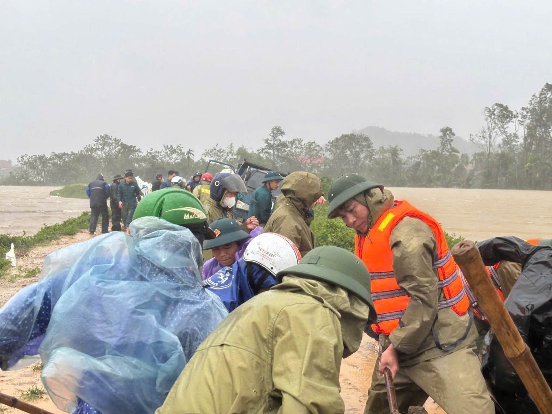 Thanh Hóa: Công an phường Ngọc Sơn kịp thời ứng cứu, hỗ trợ Nhân dân khắc phục sự cố nguy cơ vỡ đê