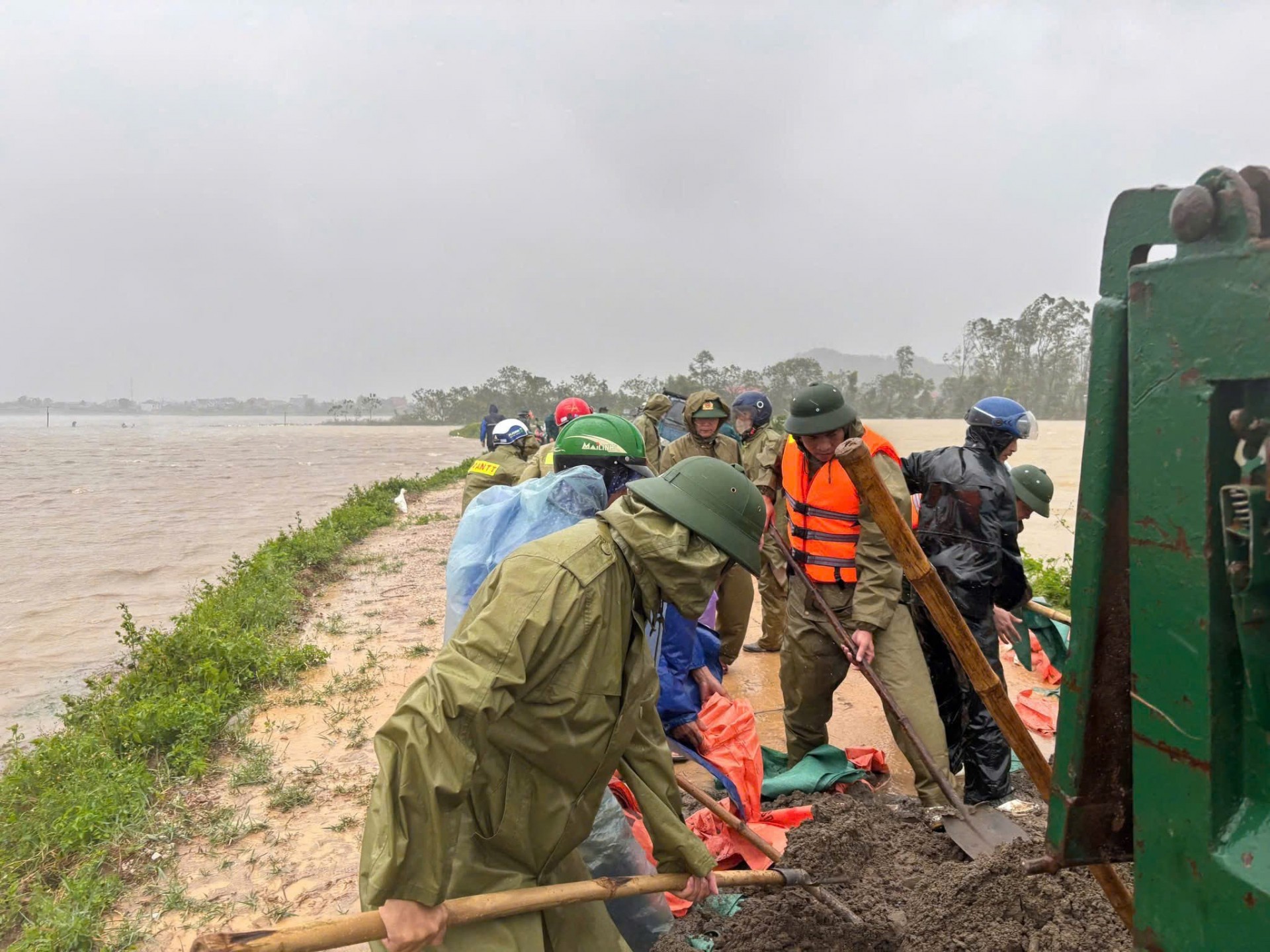 Thanh Hóa: Công an phường Ngọc Sơn kịp thời ứng cứu, hỗ trợ Nhân dân khắc phục sự cố nguy cơ vỡ đê