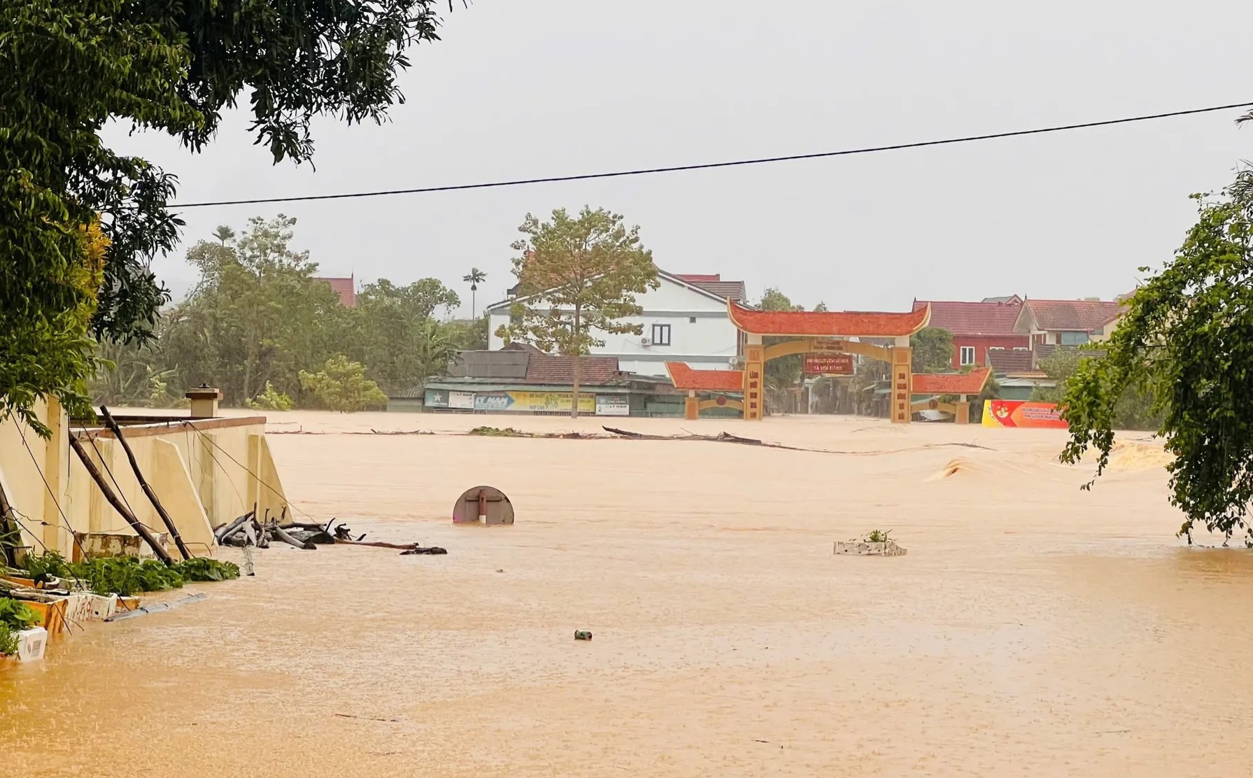 26 người thiệt mạng, hơn 44.000 ngôi nhà hư hỏng do bão số 10