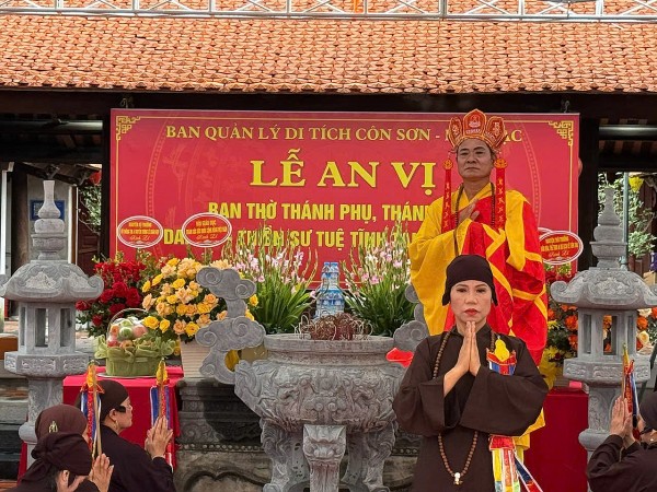 Lễ an vị ngai và bài vị Thánh phụ, Thánh mẫu Đại danh y – Thiền sư Tuệ Tĩnh tại Đền Xưa
