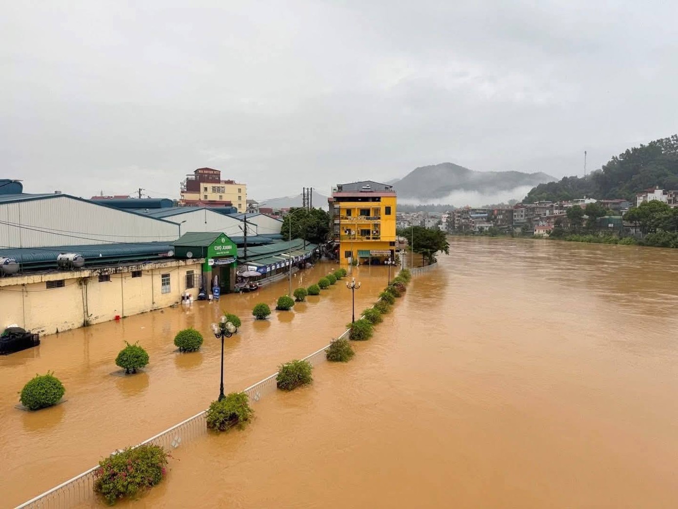 Nước trên các sông trên địa bàn Cao Bằng đã tràn vào khu phố, làm ngập lụt các hộ dân. 