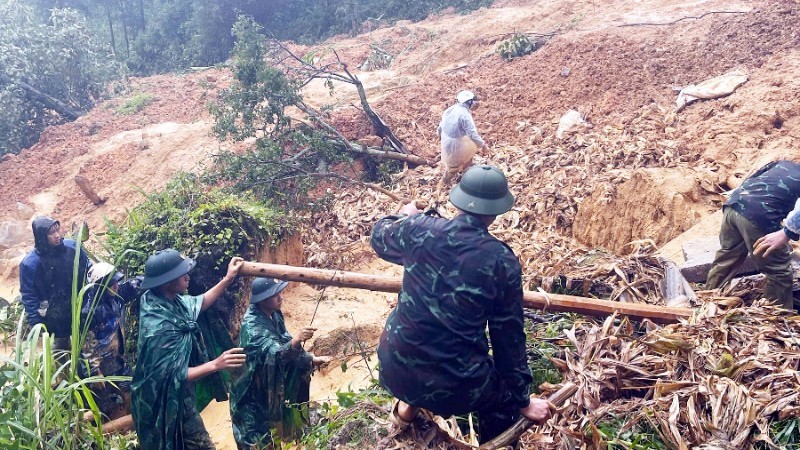 Lực lượng chức năng khẩn trương tìm kiếm người mất tích trong vụ sạt lở đất tại xã Lũng Cú, tỉnh Tuyên Quang. Lực lượng chức năng khẩn trương tìm kiếm người mất tích trong vụ sạt lở đất tại xã Lũng Cú, tỉnh Tuyên Quang.