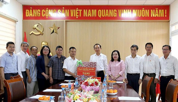 Đoàn công tác của Trung ương thăm, tặng quà tại Trung tâm Bảo trợ xã hội và trẻ em tỉnh Đắk Lắk