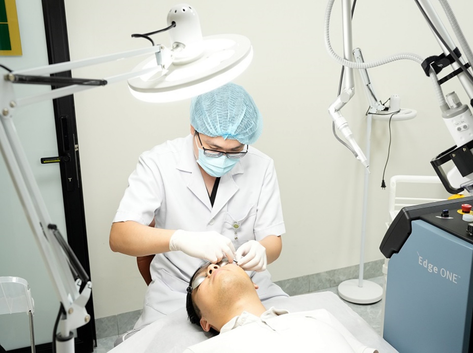 Biến chứng y khoa từ việc tẩy nốt ruồi tại cơ sở thẩm mỹ không được cấp phép:  Phân tích rủi ro và khuyến nghị