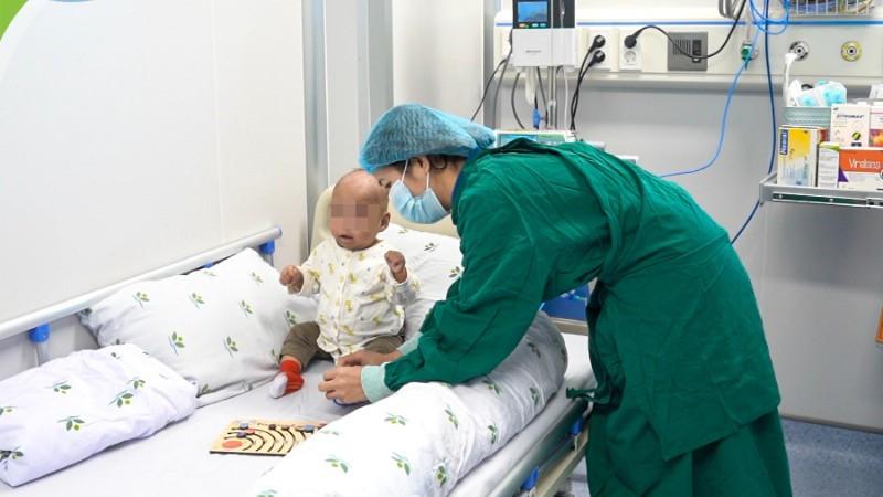 Hồi sinh sự sống cho bé gái mắc suy giảm miễn dịch nặng bằng ghép tế bào gốc