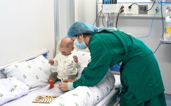 Hồi sinh sự sống cho bé gái mắc suy giảm miễn dịch nặng bằng ghép tế bào gốc