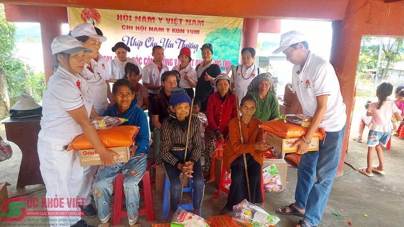“Trái tim yêu thương” – Chi hội Nam y Kon Tum mang Trung thu về thôn nghèo Đăk Hà “Trái tim yêu thương” – Chi hội Nam y Kon Tum mang Trung thu về thôn nghèo Đăk Hà