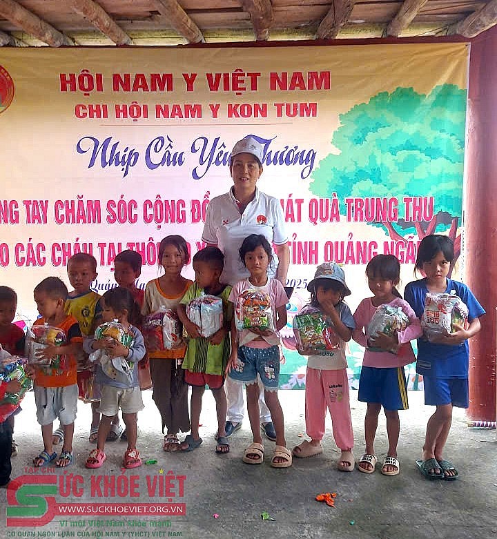 “Trái tim yêu thương” – Chi hội Nam y Kon Tum mang Trung thu về thôn nghèo Đăk Hà “Trái tim yêu thương” – Chi hội Nam y Kon Tum mang Trung thu về thôn nghèo Đăk Hà