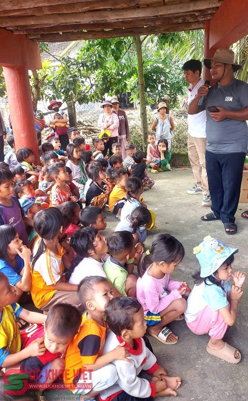 “Trái tim yêu thương” – Chi hội Nam y Kon Tum mang Trung thu về thôn nghèo Đăk Hà “Trái tim yêu thương” – Chi hội Nam y Kon Tum mang Trung thu về thôn nghèo Đăk Hà