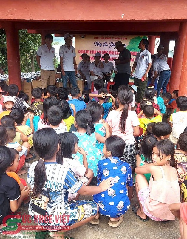 “Trái tim yêu thương” – Chi hội Nam y Kon Tum mang Trung thu về thôn nghèo Đăk Hà “Trái tim yêu thương” – Chi hội Nam y Kon Tum mang Trung thu về thôn nghèo Đăk Hà