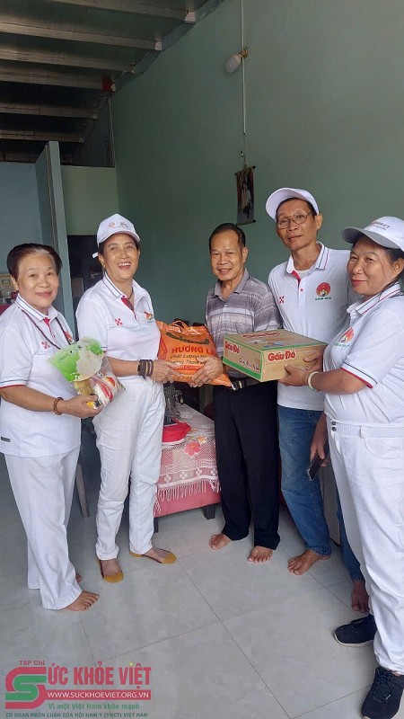 “Trái tim yêu thương” – Chi hội Nam y Kon Tum mang Trung thu về thôn nghèo Đăk Hà “Trái tim yêu thương” – Chi hội Nam y Kon Tum mang Trung thu về thôn nghèo Đăk Hà