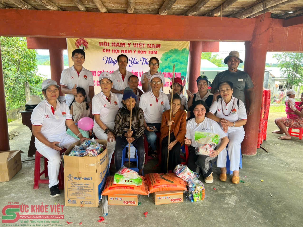 “Trái tim yêu thương” – Chi hội Nam y Kon Tum mang Trung thu về thôn nghèo Đăk Hà “Trái tim yêu thương” – Chi hội Nam y Kon Tum mang Trung thu về thôn nghèo Đăk Hà
