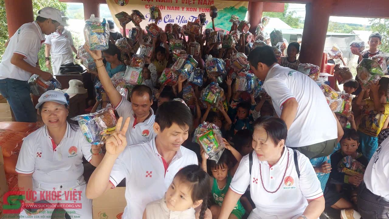 “Trái tim yêu thương” – Chi hội Nam y Kon Tum mang Trung thu về thôn nghèo Đăk Hà “Trái tim yêu thương” – Chi hội Nam y Kon Tum mang Trung thu về thôn nghèo Đăk Hà