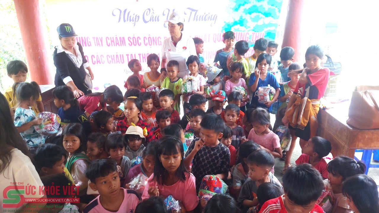 “Trái tim yêu thương” – Chi hội Nam y Kon Tum mang Trung thu về thôn nghèo Đăk Hà “Trái tim yêu thương” – Chi hội Nam y Kon Tum mang Trung thu về thôn nghèo Đăk Hà