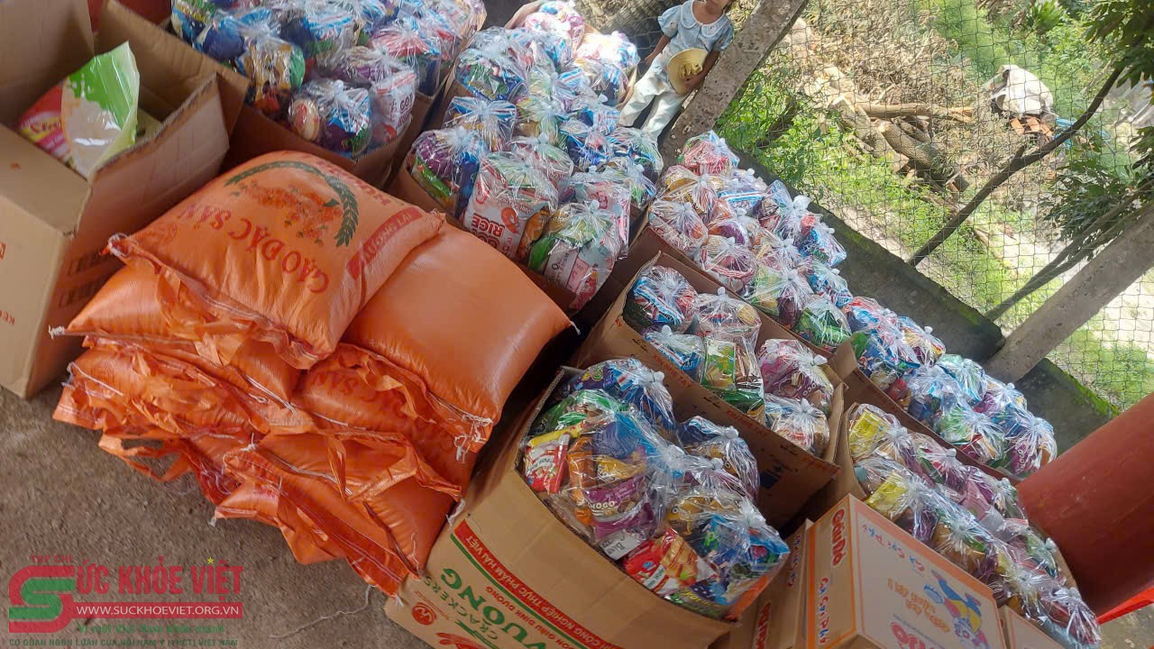 “Trái tim yêu thương” – Chi hội Nam y Kon Tum mang Trung thu về thôn nghèo Đăk Hà “Trái tim yêu thương” – Chi hội Nam y Kon Tum mang Trung thu về thôn nghèo Đăk Hà