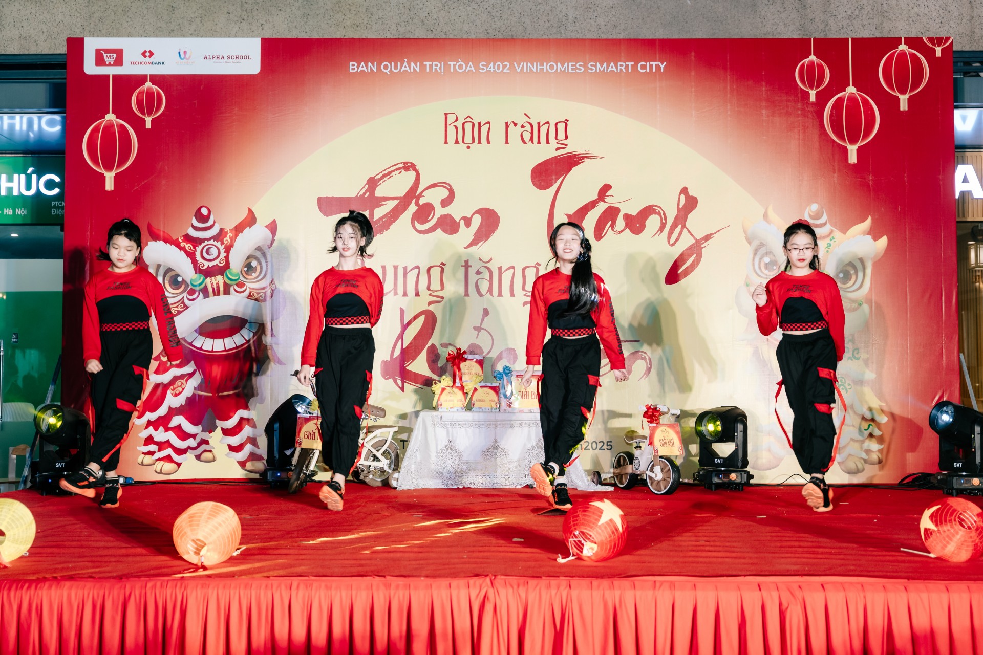 Rộn ràng đêm trăng – Gắn kết yêu thương tại tòa S402 Vinhomes Smart City
