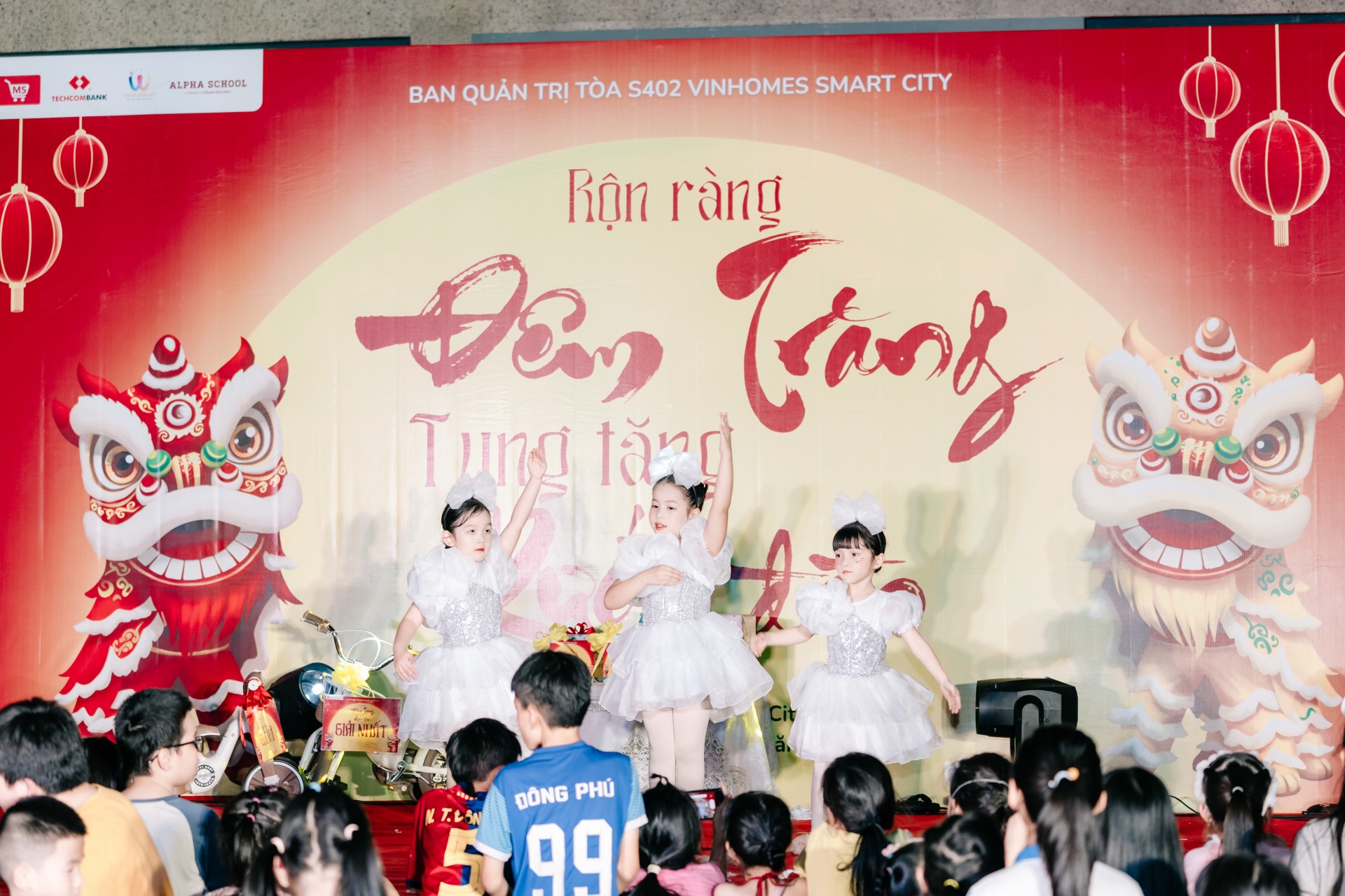 Rộn ràng đêm trăng – Gắn kết yêu thương tại tòa S402 Vinhomes Smart City