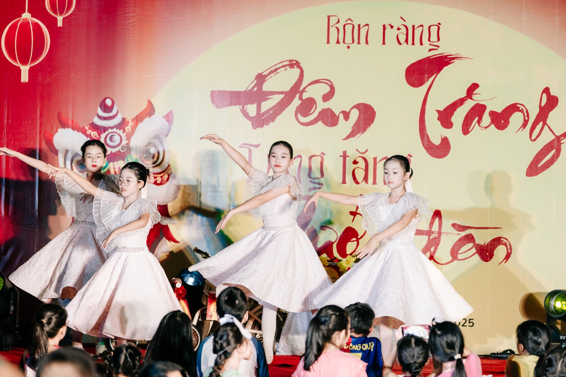 Rộn ràng đêm trăng – Gắn kết yêu thương tại tòa S402 Vinhomes Smart City