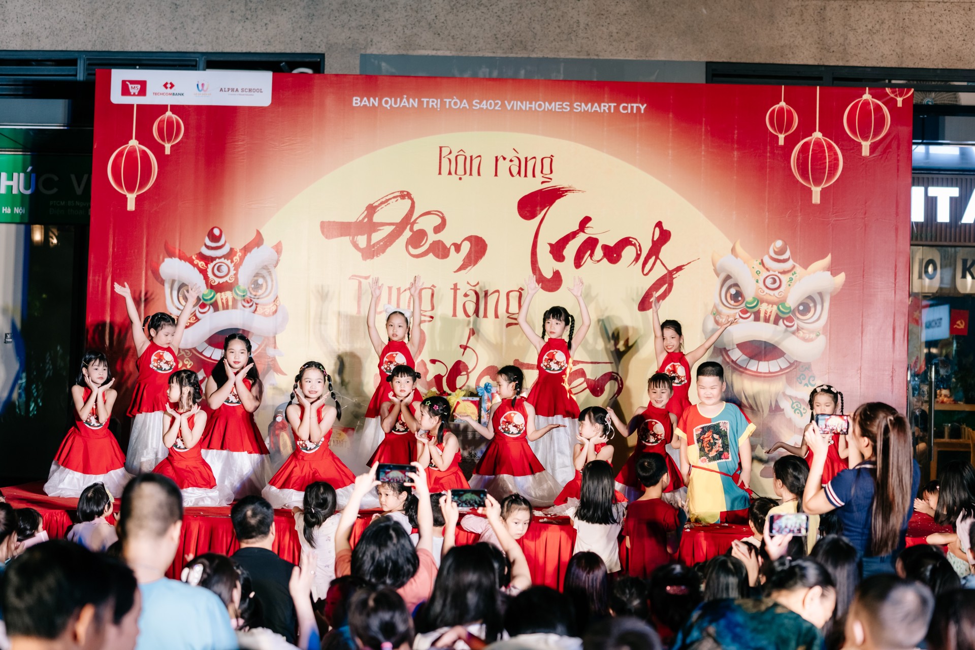 Rộn ràng đêm trăng – Gắn kết yêu thương tại tòa S402 Vinhomes Smart City