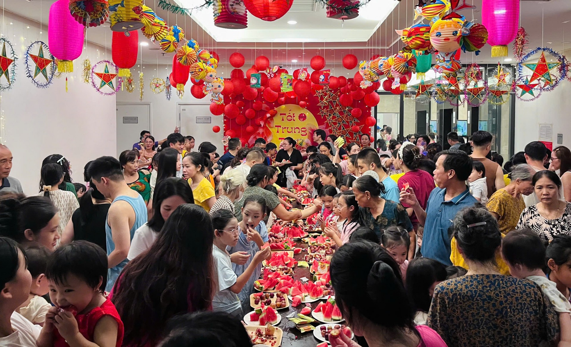 Rộn ràng đêm trăng – Gắn kết yêu thương tại tòa S402 Vinhomes Smart City