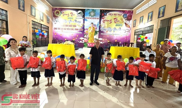 Hội Nam Y Việt Nam và Công ty CP Ao Vua – Gieo yêu thương, thắp sáng Trung thu cho trẻ em nghèo Trà Vinh