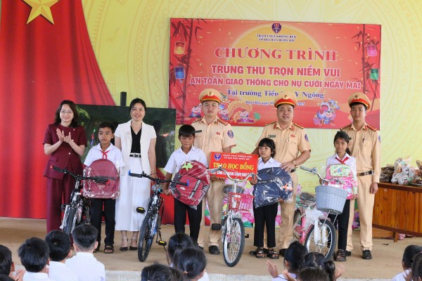 Công an tỉnh Đắk Lắk trao học bổng, quà trung thu cho học sinh nghèo ở buôn làng