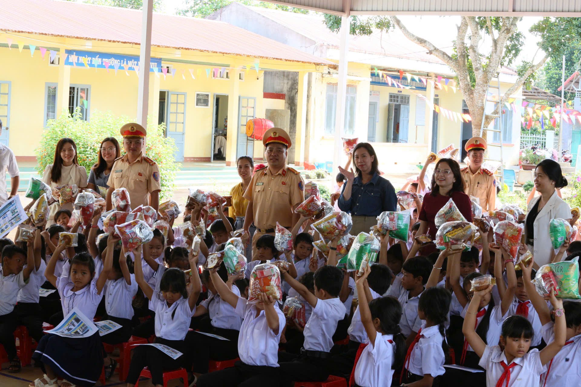 Công an tỉnh Đắk Lắk trao học bổng, quà trung thu cho học sinh nghèo ở buôn làng