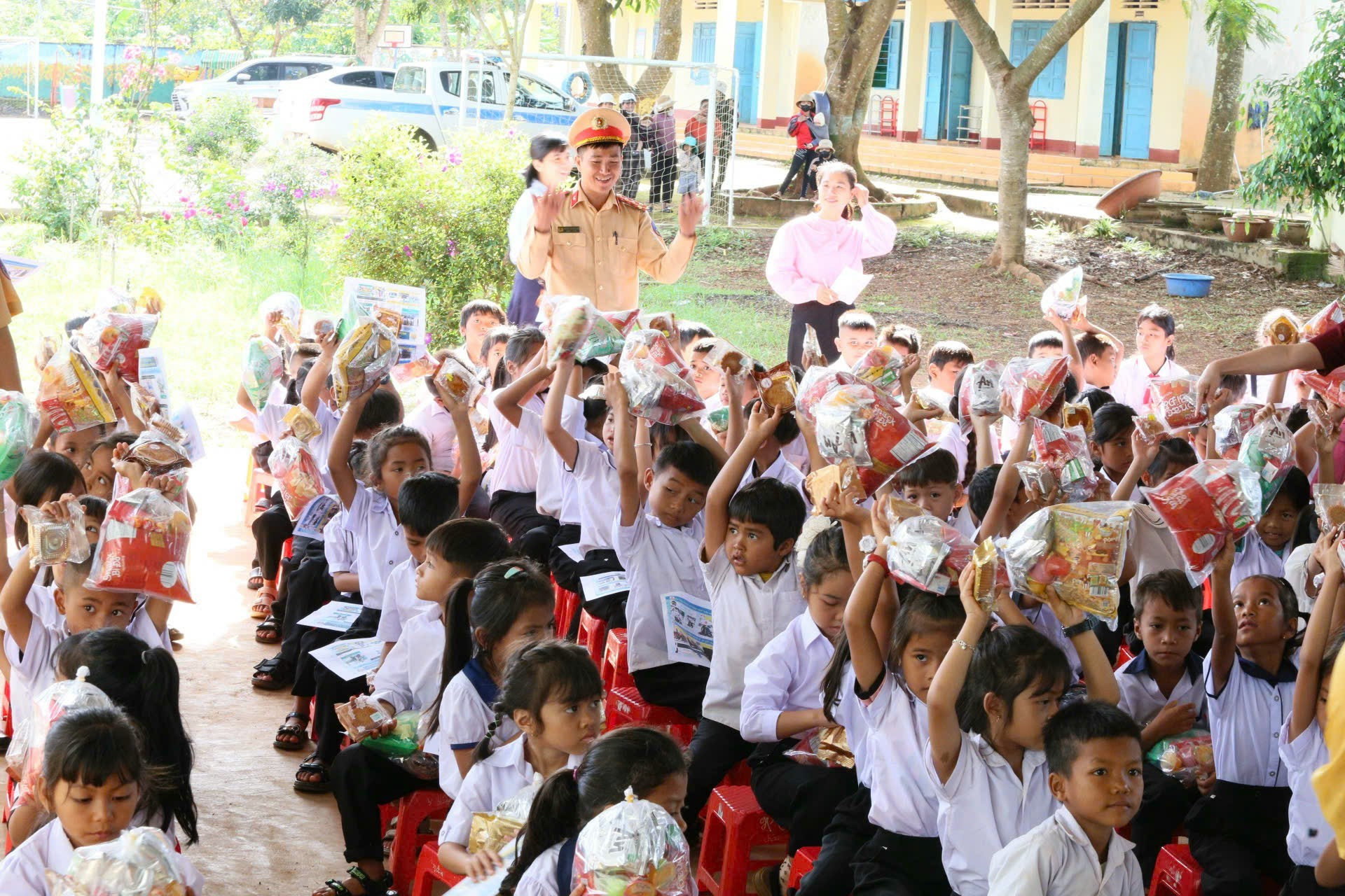 Công an tỉnh Đắk Lắk trao học bổng, quà trung thu cho học sinh nghèo ở buôn làng