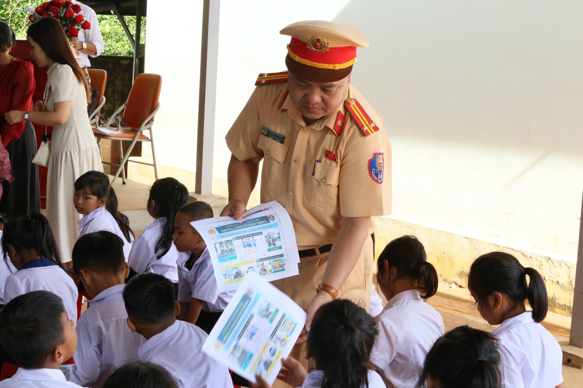 Công an tỉnh Đắk Lắk trao học bổng, quà trung thu cho học sinh nghèo ở buôn làng