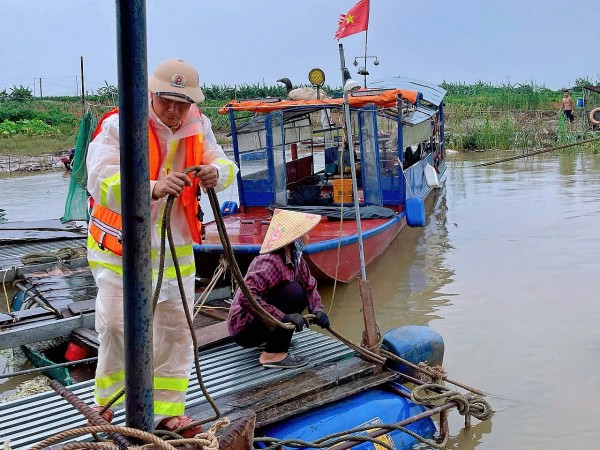 Cảnh sát đường thủy Hà Nội chủ động ứng phó bão Matmo - Đảm bảo an toàn cho người dân ven sông