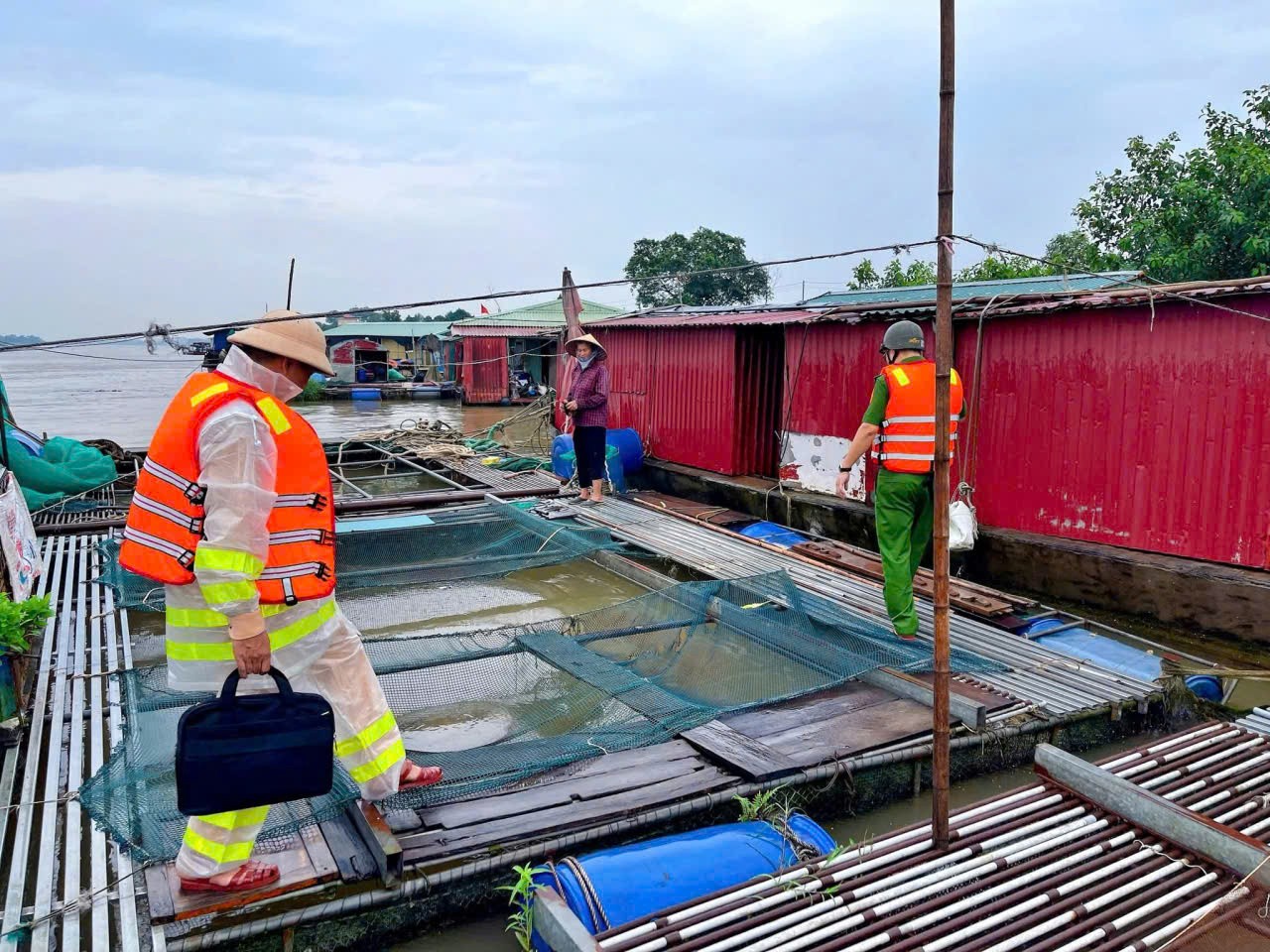 Cảnh sát đường thủy Hà Nội chủ động ứng phó bão Matmo - Đảm bảo an toàn cho người dân ven sông