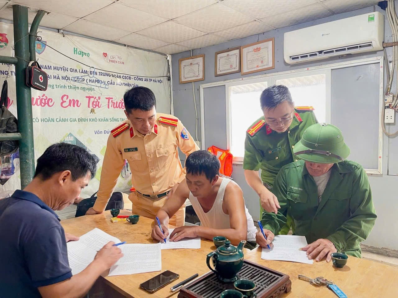 Cảnh sát đường thủy Hà Nội chủ động ứng phó bão Matmo - Đảm bảo an toàn cho người dân ven sông