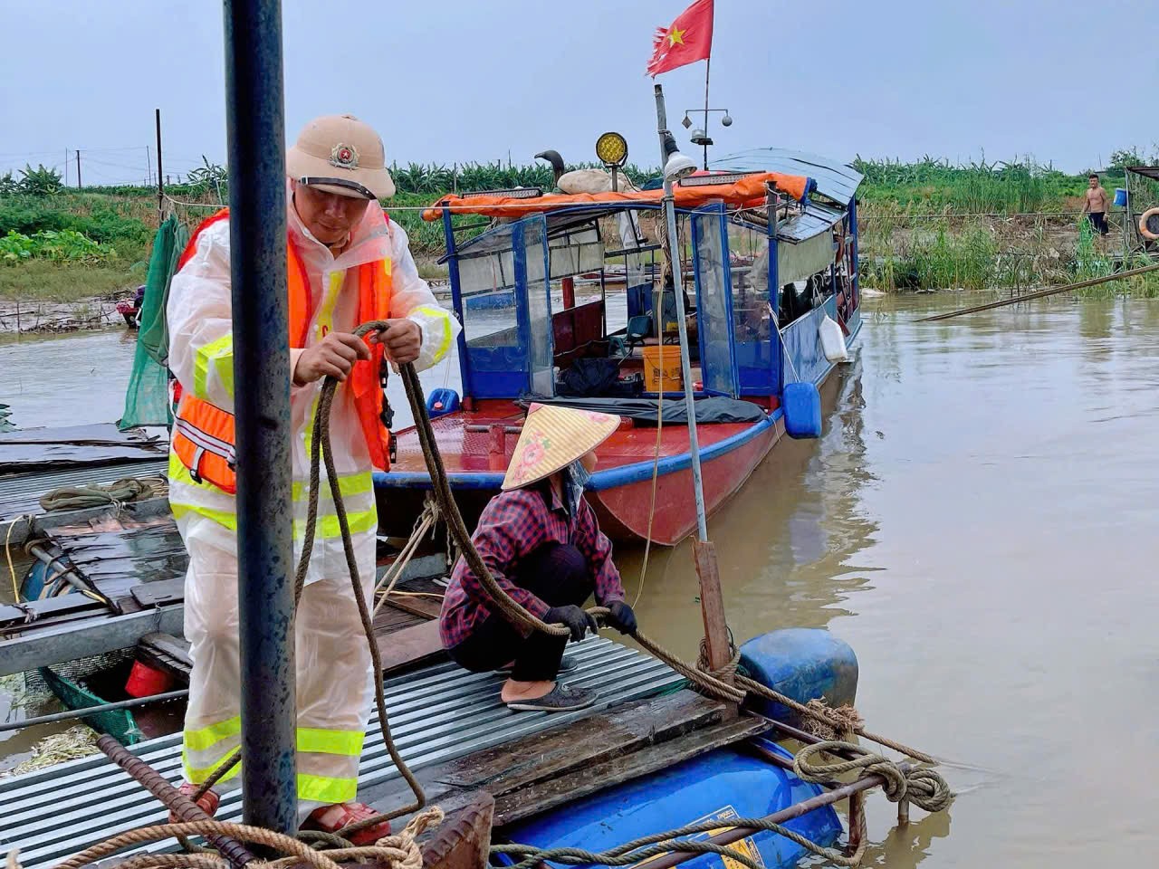 Cảnh sát đường thủy Hà Nội chủ động ứng phó bão Matmo - Đảm bảo an toàn cho người dân ven sông