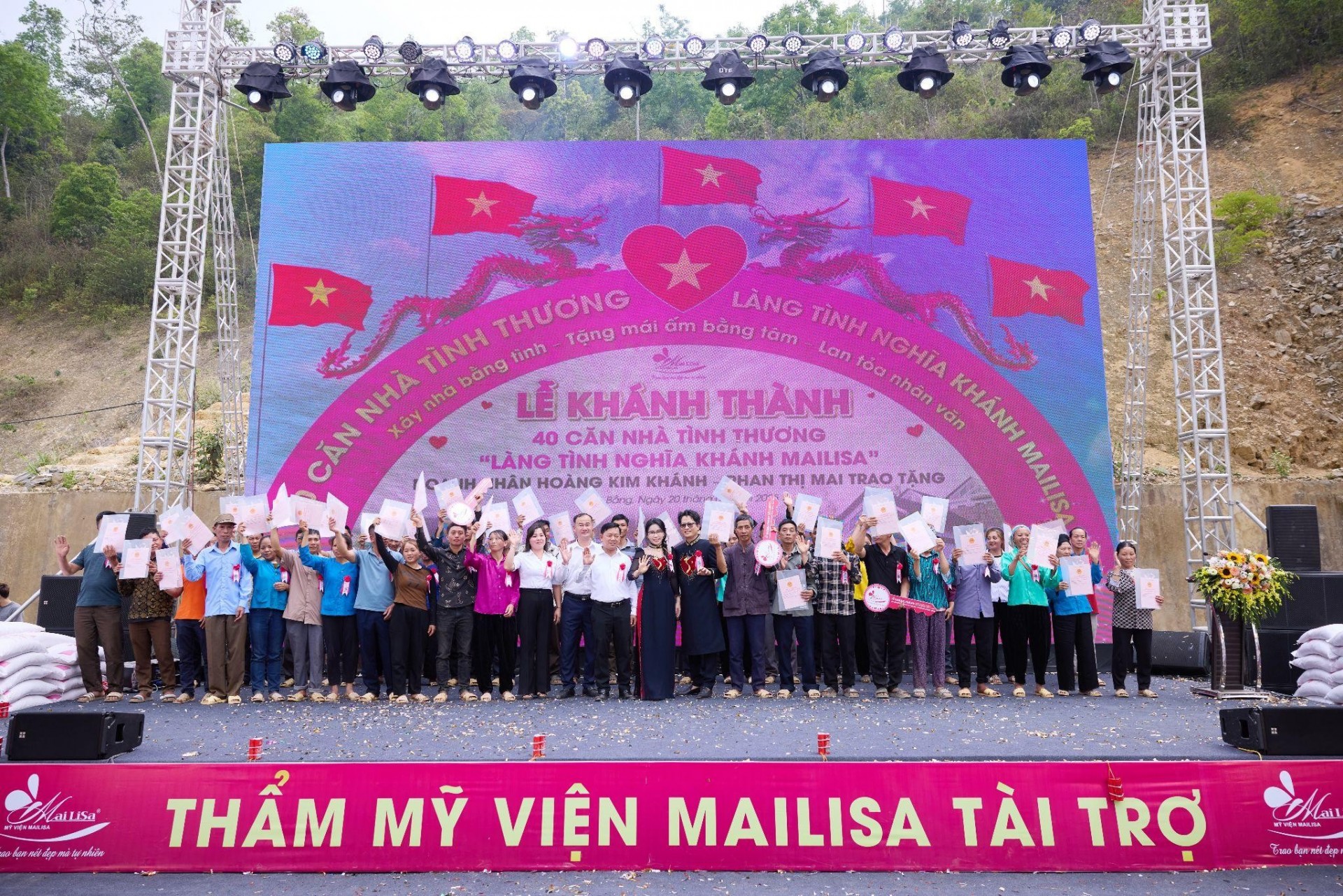 Doanh nhân Phan Thị Mai: Biến sinh nhật thành ngày gieo duyên lành với 16 căn nhà, 100 phần quà được trao tặng