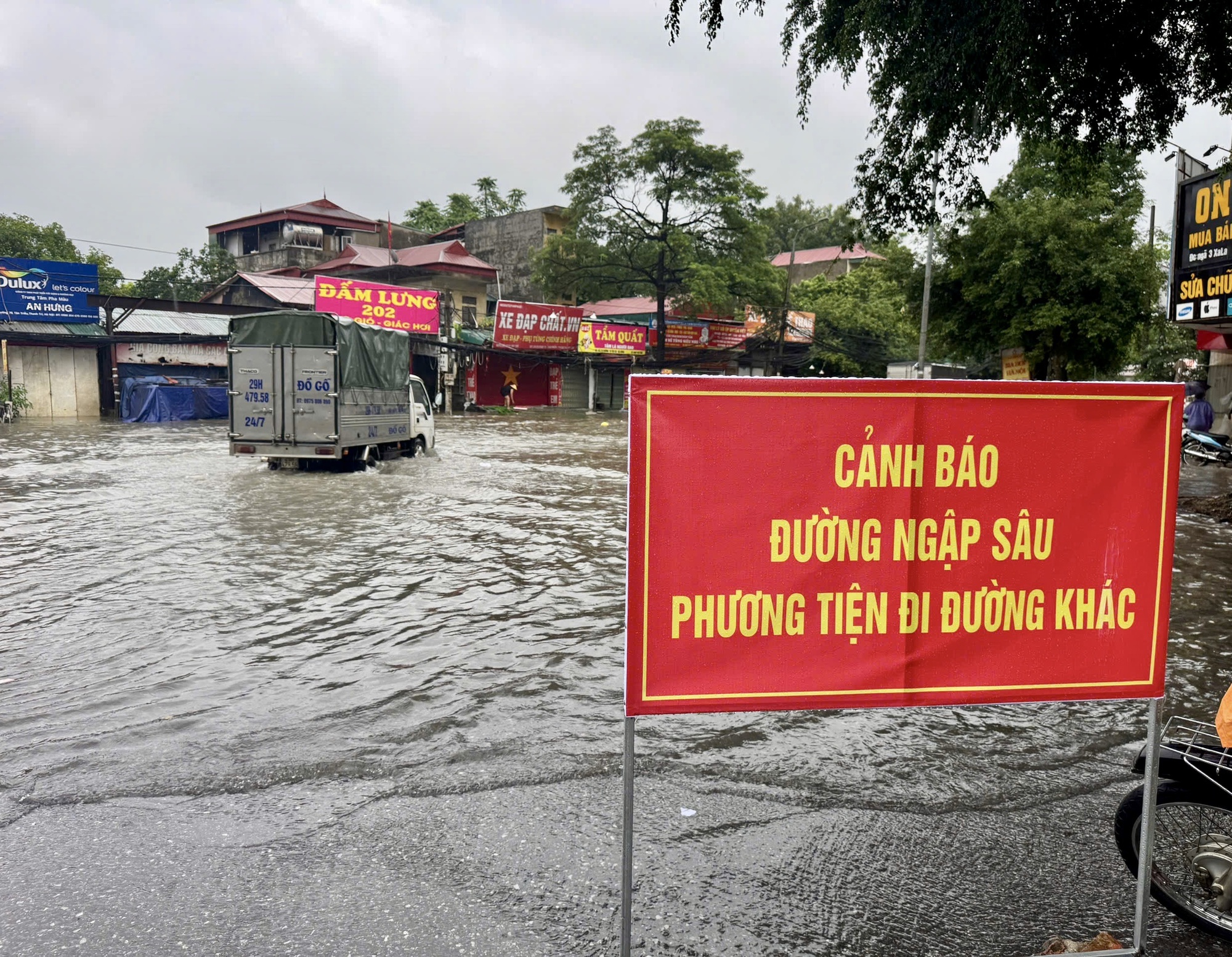 Hà Nội vẫn còn 122 điểm ngập nước, trong đó 23 điểm ngập sâu, không lưu thông được Hà Nội vẫn còn 122 điểm ngập nước, trong đó 23 điểm ngập sâu, không lưu thông được