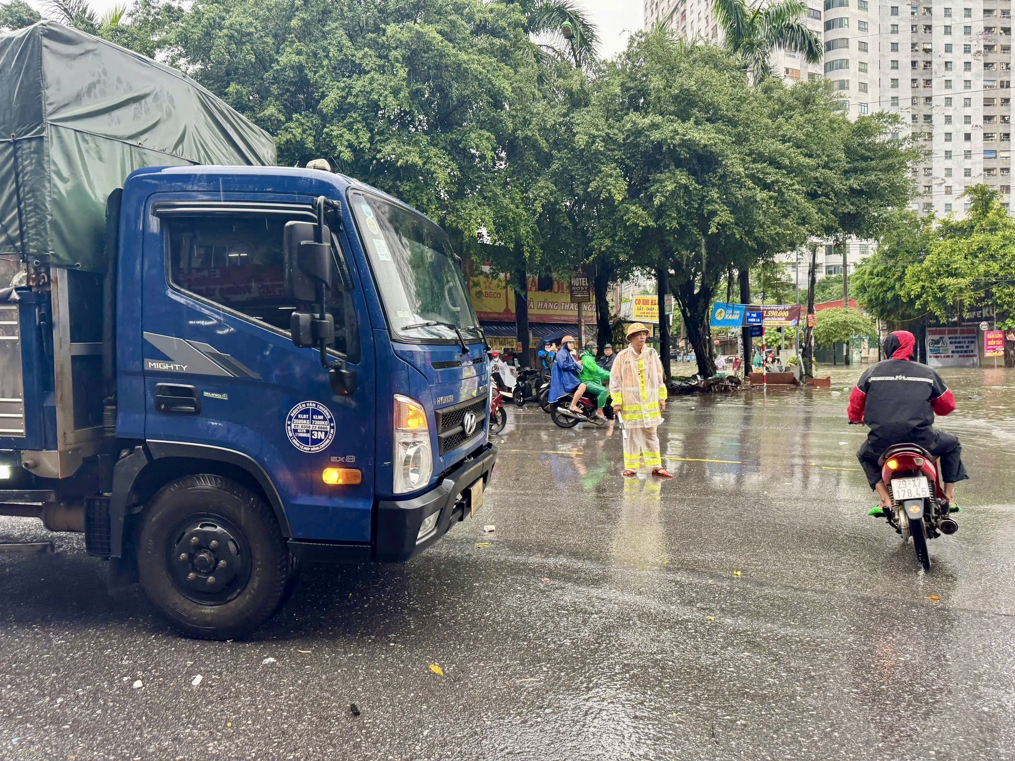 Hà Nội vẫn còn 122 điểm ngập nước, trong đó 23 điểm ngập sâu, không lưu thông được Hà Nội vẫn còn 122 điểm ngập nước, trong đó 23 điểm ngập sâu, không lưu thông được