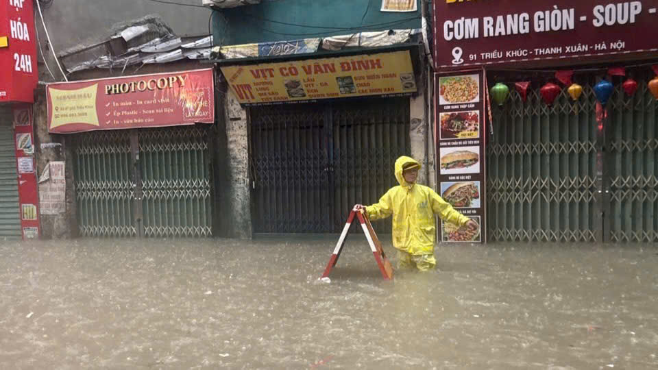 Hà Nội vẫn còn 122 điểm ngập nước, trong đó 23 điểm ngập sâu, không lưu thông được Hà Nội vẫn còn 122 điểm ngập nước, trong đó 23 điểm ngập sâu, không lưu thông được