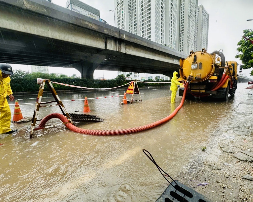 Hà Nội vẫn còn 122 điểm ngập nước, trong đó 23 điểm ngập sâu, không lưu thông được Hà Nội vẫn còn 122 điểm ngập nước, trong đó 23 điểm ngập sâu, không lưu thông được