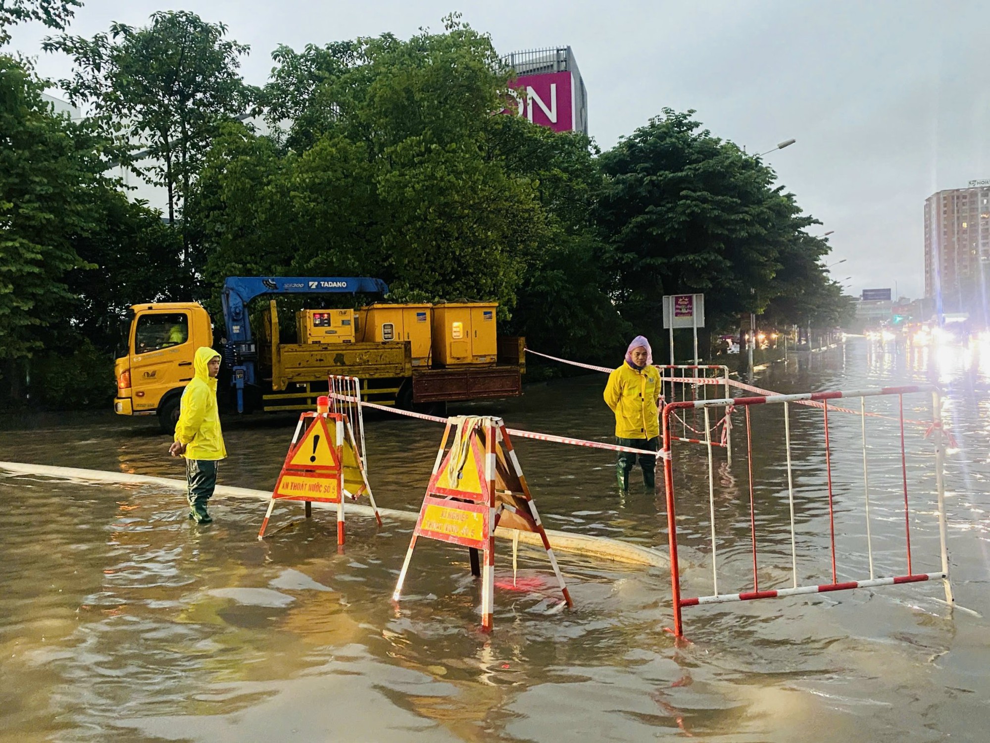 Hà Nội vẫn còn 122 điểm ngập nước, trong đó 23 điểm ngập sâu, không lưu thông được Hà Nội vẫn còn 122 điểm ngập nước, trong đó 23 điểm ngập sâu, không lưu thông được